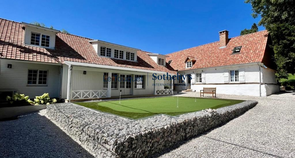 Luxury apartment with terrace and garage, ideally located