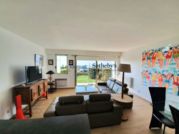 Beachfront apartment with garden! A rare find!