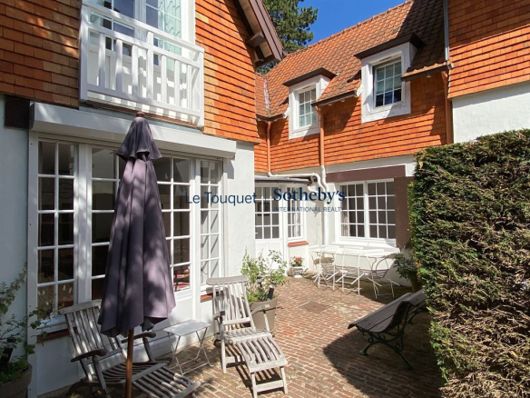 Maison d’environ 76 m² au sein d’une petite copropriété, dans le cadre privilégié du Triangle d’or.