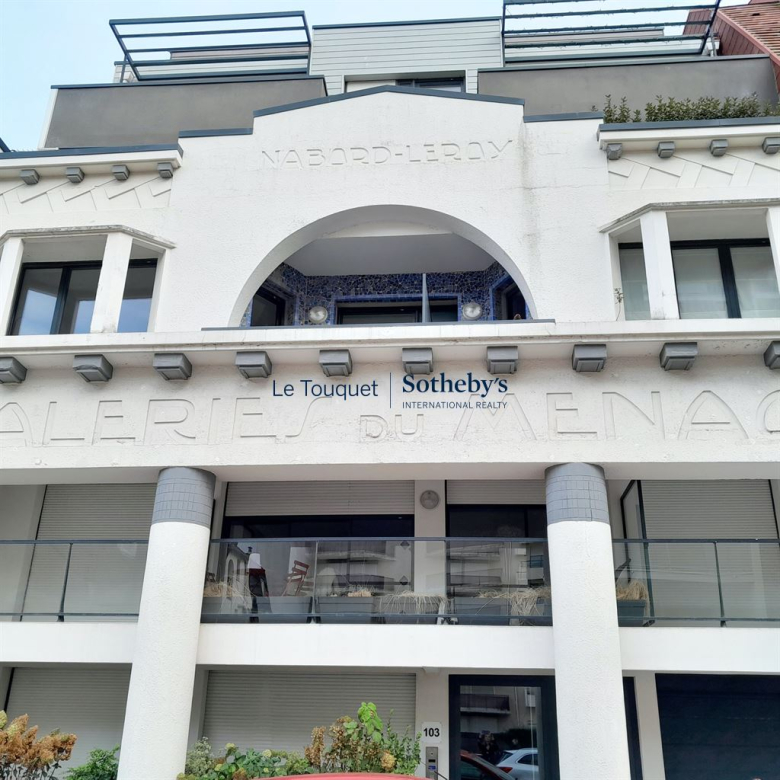 House of approximately 76 m² in a small condominium, in the privileged setting of the Golden Triangle.