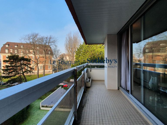 Appartement idéal pour le “tout à pied”, avec sa vue sur le renommé Hôtel “Westminster”.