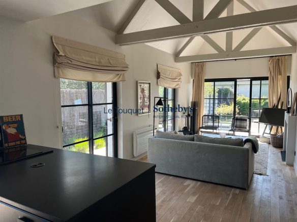 Renovated villa with large furnished terrace, 3 bedrooms.