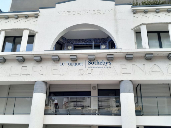 Luxury apartment with terrace and garage, ideally located