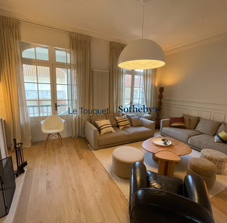 Secteur Golf, exceptionnelle villa familiale avec piscine intérieure