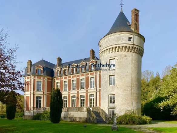 Countryside in the Boulonnais region, a rare and exceptional estate featuring an 18th-century château, a pond, and pastures