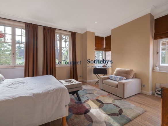 Chambre d'une villa élégante à Le Touquet avec un mobilier moderne et une vue sur le jardin.