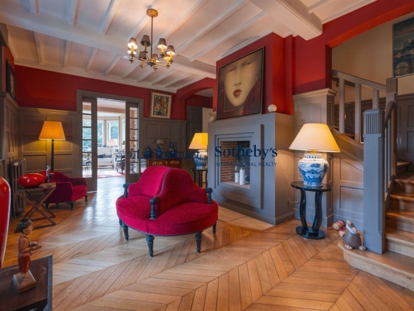 Intérieur d'une villa élégante avec salon raffiné et décoration soignée.