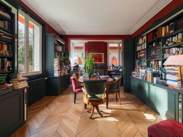 Intérieur d'une villa élégante avec bibliothèque et table de salle à manger, décorée avec goût.