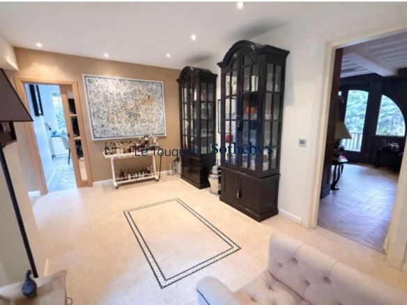 Intérieur d'une villa élégante avec mobilier raffiné et décoration soignée.