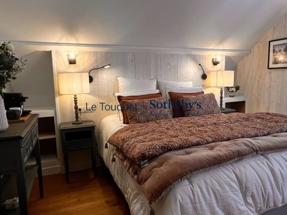 Chambre d'un gîte décoré avec lit double et éclairage doux.