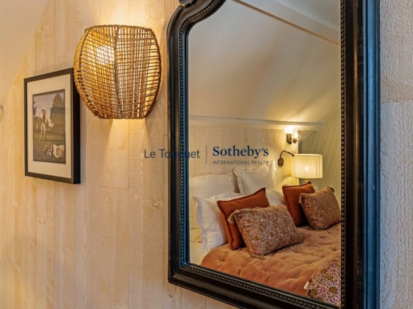 Miroir décoratif dans un gîte avec des éléments de décoration intérieure élégants.