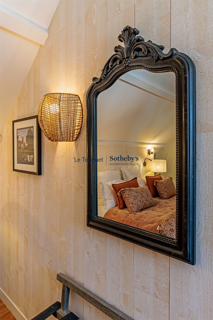 Miroir décoratif dans un gîte avec des éléments de décoration intérieure élégants.