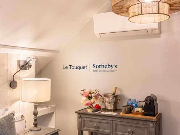 Chambre d'un gîte décoré avec un lit et des éléments de décoration élégants.