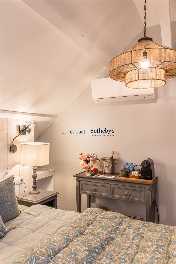 Chambre d'un gîte décoré avec un lit et des éléments de décoration élégants.