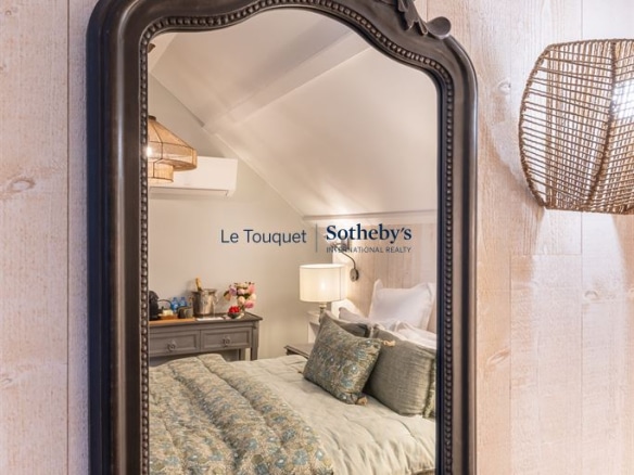 Miroir décoratif dans une chambre d'un gîte à Montreuil, avec lit et décoration élégante.