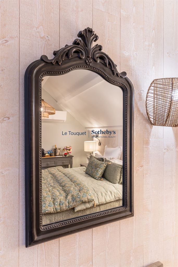 Miroir décoratif dans une chambre d'un gîte à Montreuil, avec lit et décoration élégante.