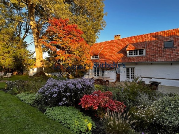 Gîte décoré avec jardin fleuri et terrasse à Aix En Issart, calme et proche des golfs.