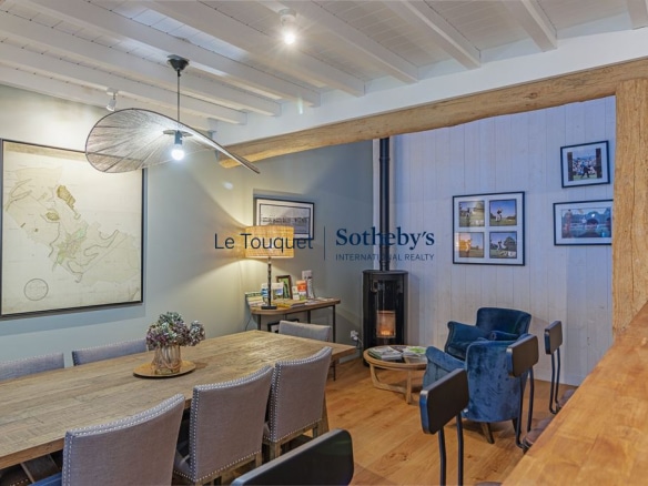 Intérieur d'un gîte à Montreuil avec salle à manger et coin salon.