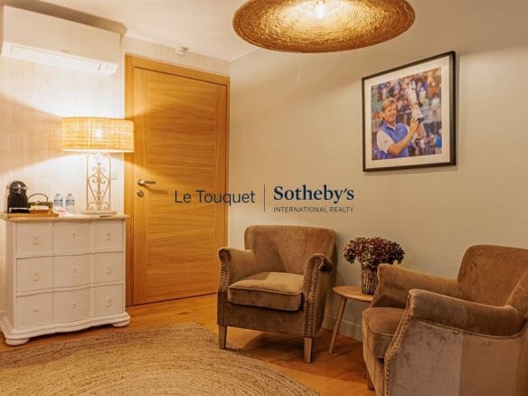 Intérieur d'un gîte à Montreuil avec deux fauteuils et une table, décoré avec goût.