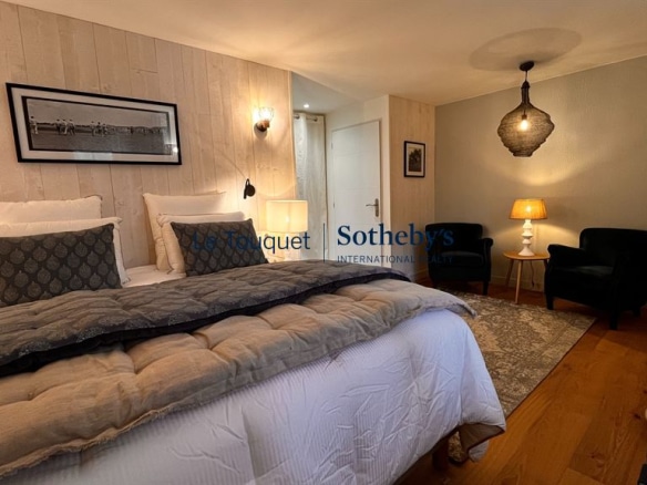 Chambre d'un gîte décoré avec lit double et coin salon à Montreuil.