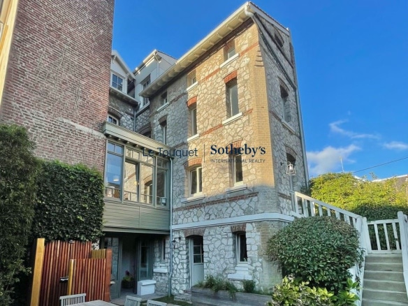 Exterior view of a renovated villa in Le Touquet-Paris-Plage, with garden and terraces.