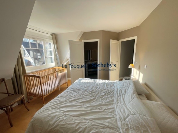 Chambre lumineuse d'une villa avec lit double et berceau, Le Touquet-Paris-Plage.