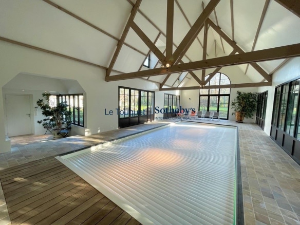 Intérieur d'une villa avec piscine intérieure et grandes fenêtres, Le Touquet-Paris-Plage.