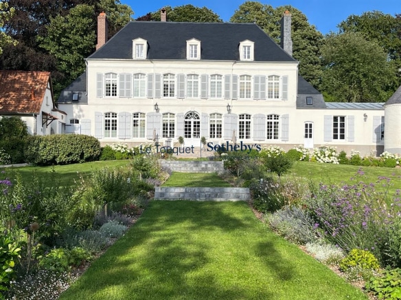 18th century manor house with garden in Montreuil, renovated in Louis XVI style.