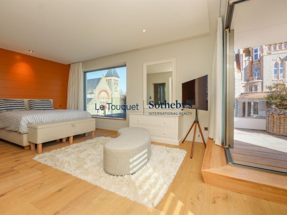 Chambre moderne dans une villa d'architecte à Le Touquet-Paris-Plage, avec vue sur des monuments.