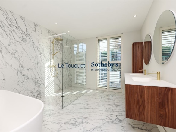 Salle de bain moderne avec douche en verre et baignoire dans une villa d'architecte au Touquet-Paris-Plage.