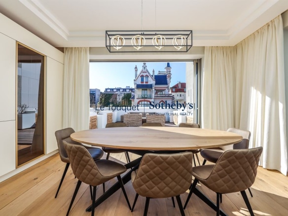 Salle à manger moderne avec vue sur des bâtiments emblématiques à Le Touquet-Paris-Plage.