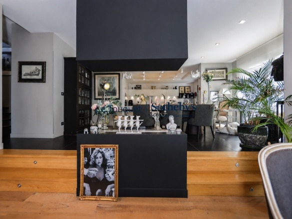 Intérieur d'une villa contemporaine avec un espace de vie lumineux et un jardin.