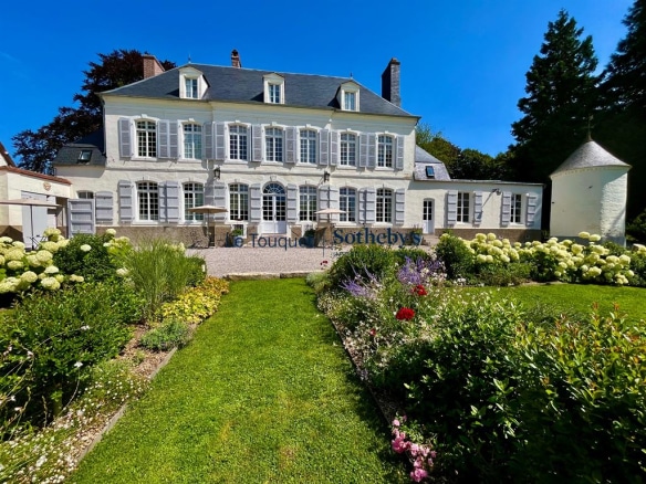 Gentilhommière du XVIIIe siècle avec jardin fleuri à Montreuil, rénovée avec soin.
