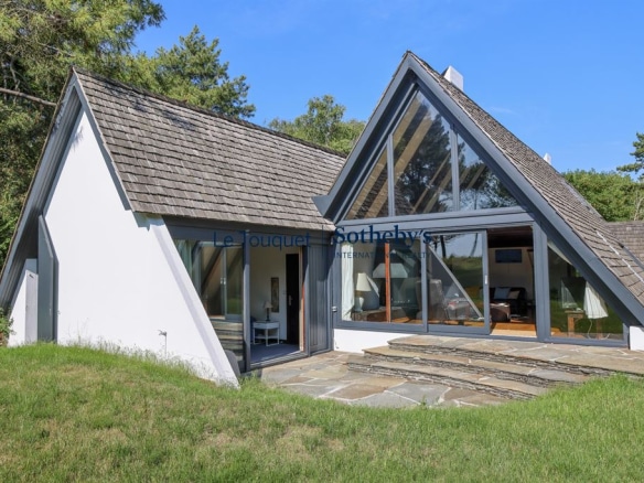 Modern architect-designed villa with large bay windows, located in a natural setting in Le Touquet.