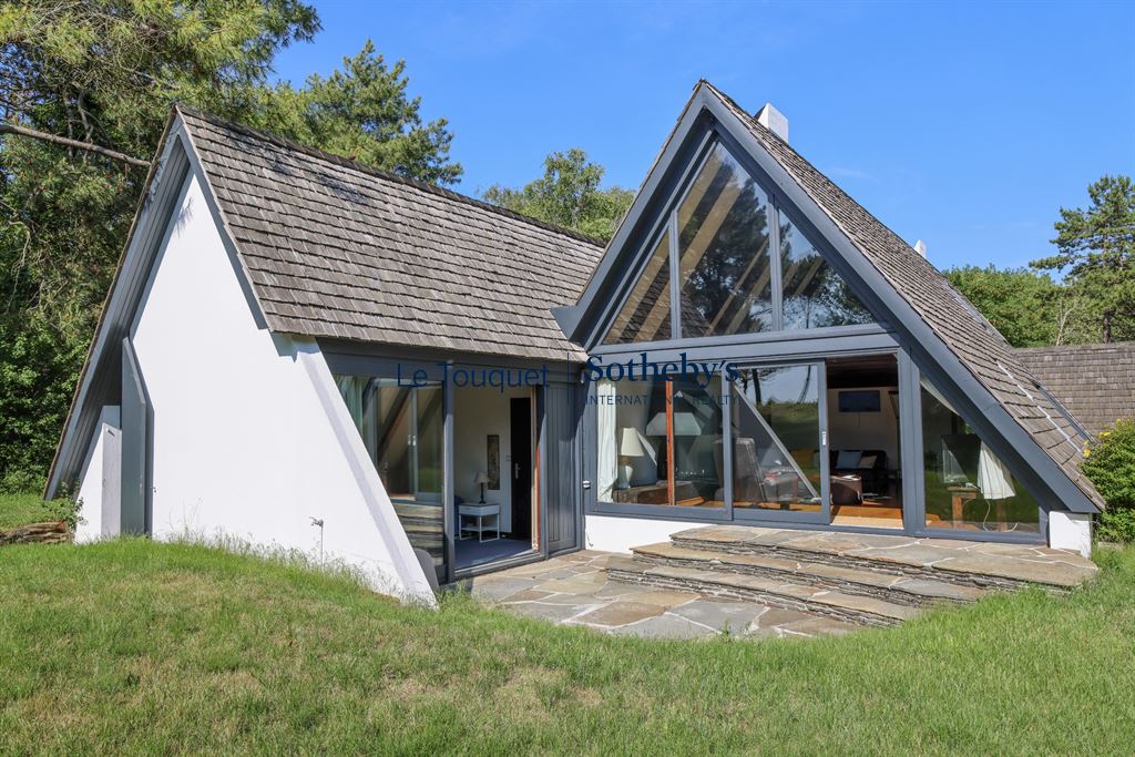 Modern architect-designed villa with large bay windows, located in a natural setting in Le Touquet.