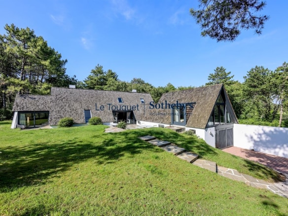 Modern architect-designed villa surrounded by dunes and maritime pines in Le Touquet-Paris-Plage.