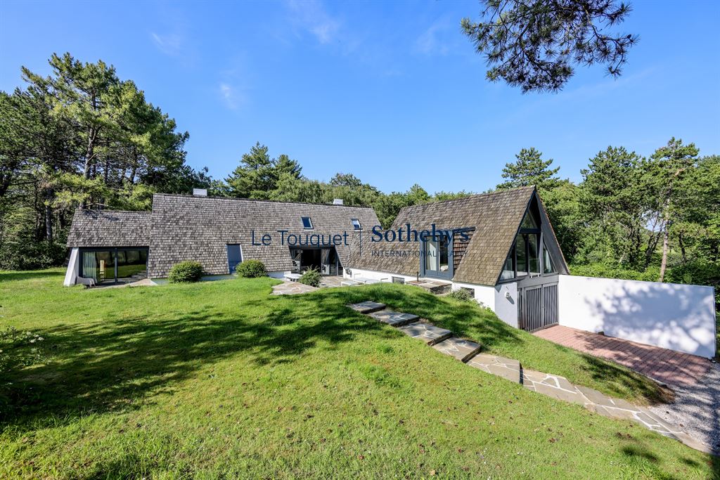Modern architect-designed villa surrounded by dunes and maritime pines in Le Touquet-Paris-Plage.