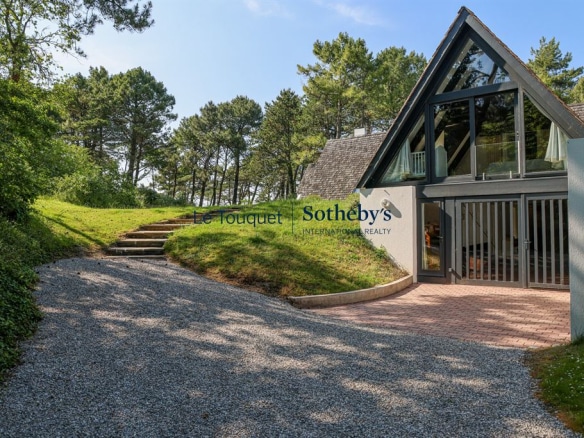 Architect-designed villa surrounded by dunes and maritime pines in Le Touquet-Paris-Plage.