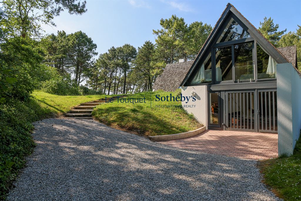 Architect-designed villa surrounded by dunes and maritime pines in Le Touquet-Paris-Plage.