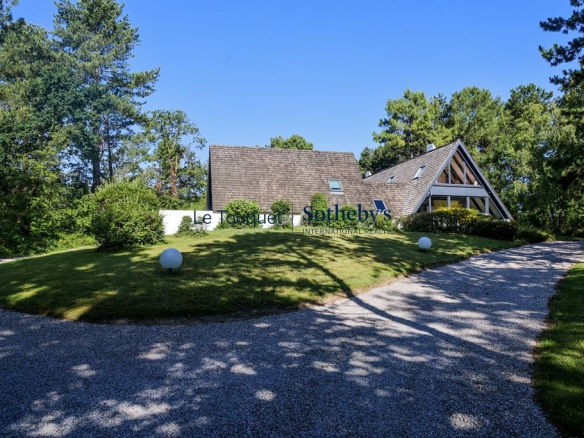 Architect-designed villa surrounded by dunes and maritime pines in Le Touquet-Paris-Plage.