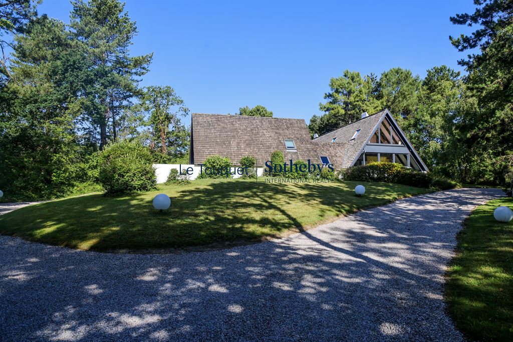 Architect-designed villa surrounded by dunes and maritime pines in Le Touquet-Paris-Plage.