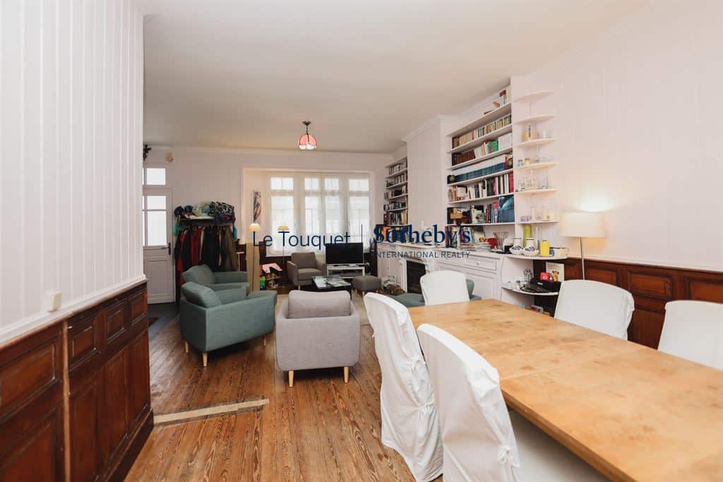 Intérieur d'une villa familiale à Le Touquet-Paris-Plage avec salon lumineux et salle à manger.