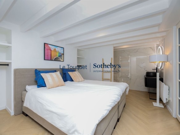 Room in a contemporary duplex in Le Touquet, with double bed and modern decor.