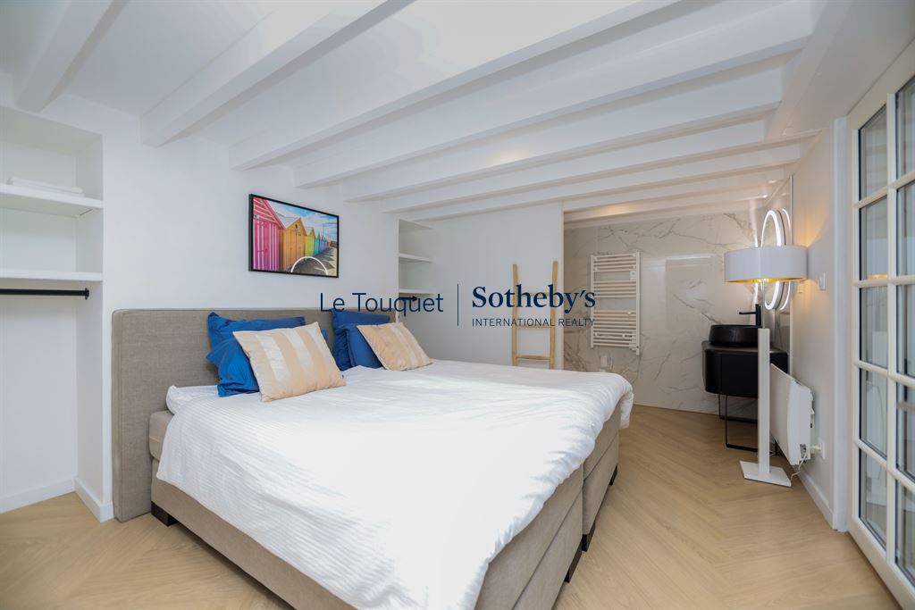 Room in a contemporary duplex in Le Touquet, with double bed and modern decor.