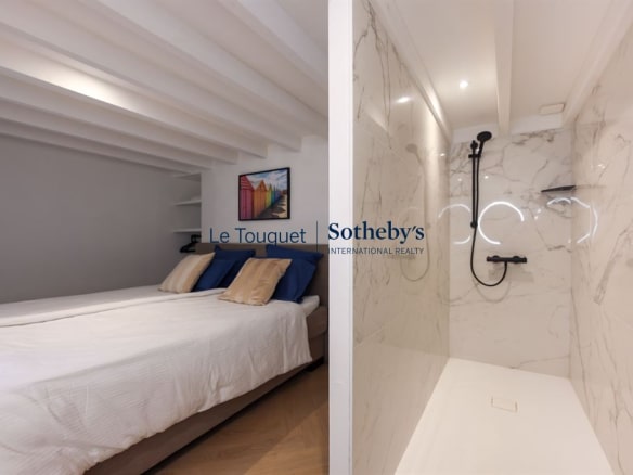 Bedroom and bathroom in a contemporary duplex in Le Touquet, renovated in 2023.