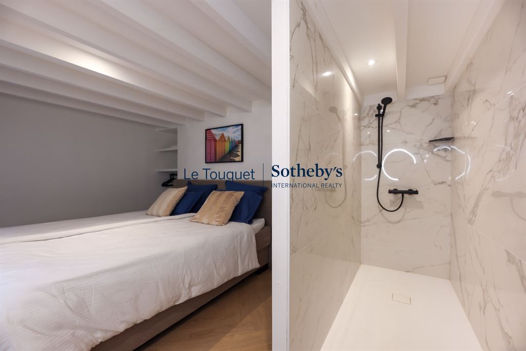 Bedroom and bathroom in a contemporary duplex in Le Touquet, renovated in 2023.