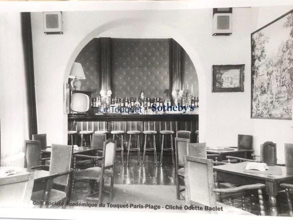 Former restaurant room of a hotel in Le Touquet, decorated with chairs and a bar.