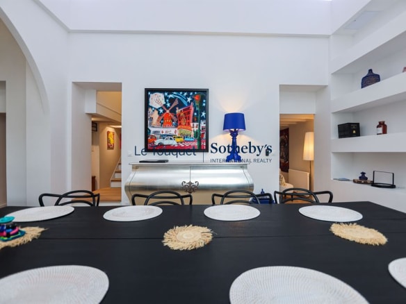 Interior of a contemporary duplex in Le Touquet, with a large table and a high ceiling.