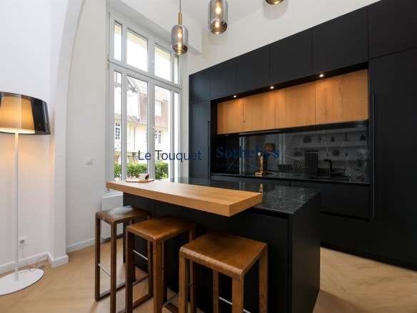 Modern kitchen in a duplex on the ground floor of a former hotel in Le Touquet-Paris-Plage.