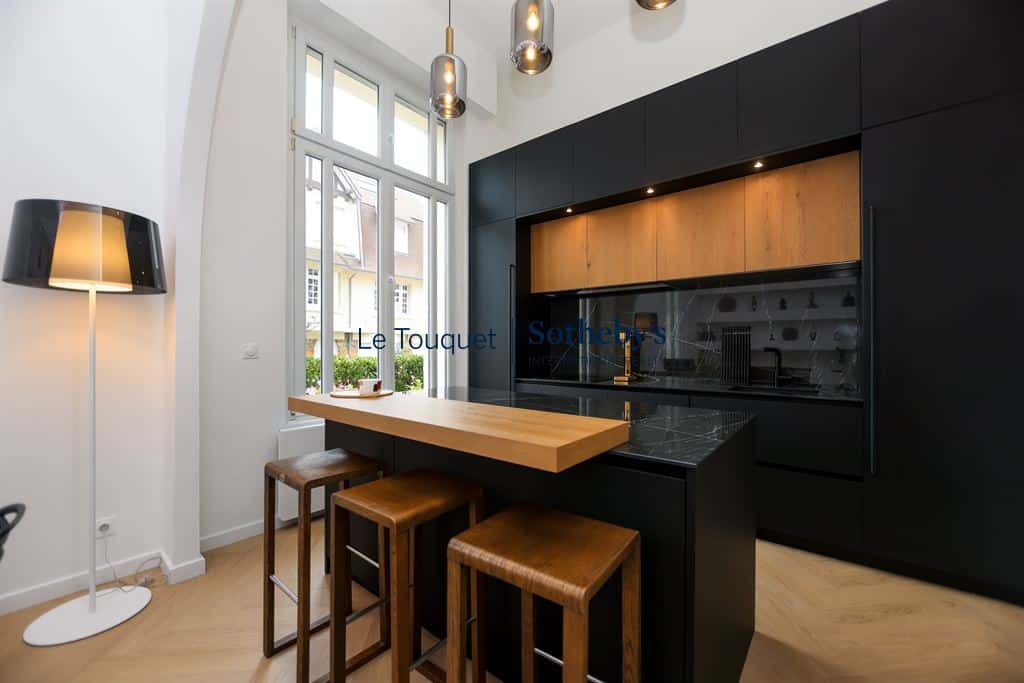 Modern kitchen in a duplex on the ground floor of a former hotel in Le Touquet-Paris-Plage.